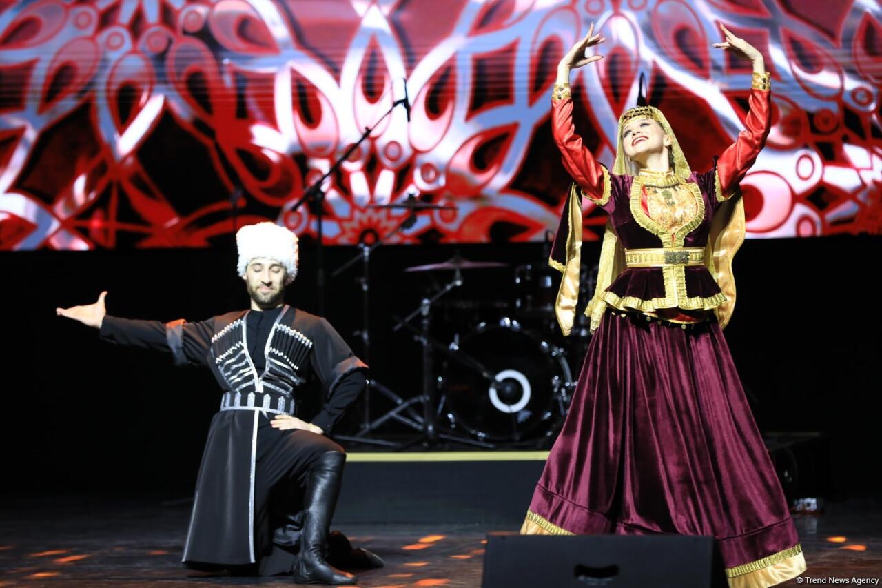 Азербайджанец и белорусска выразили свою любовь в танце Naz eləmə