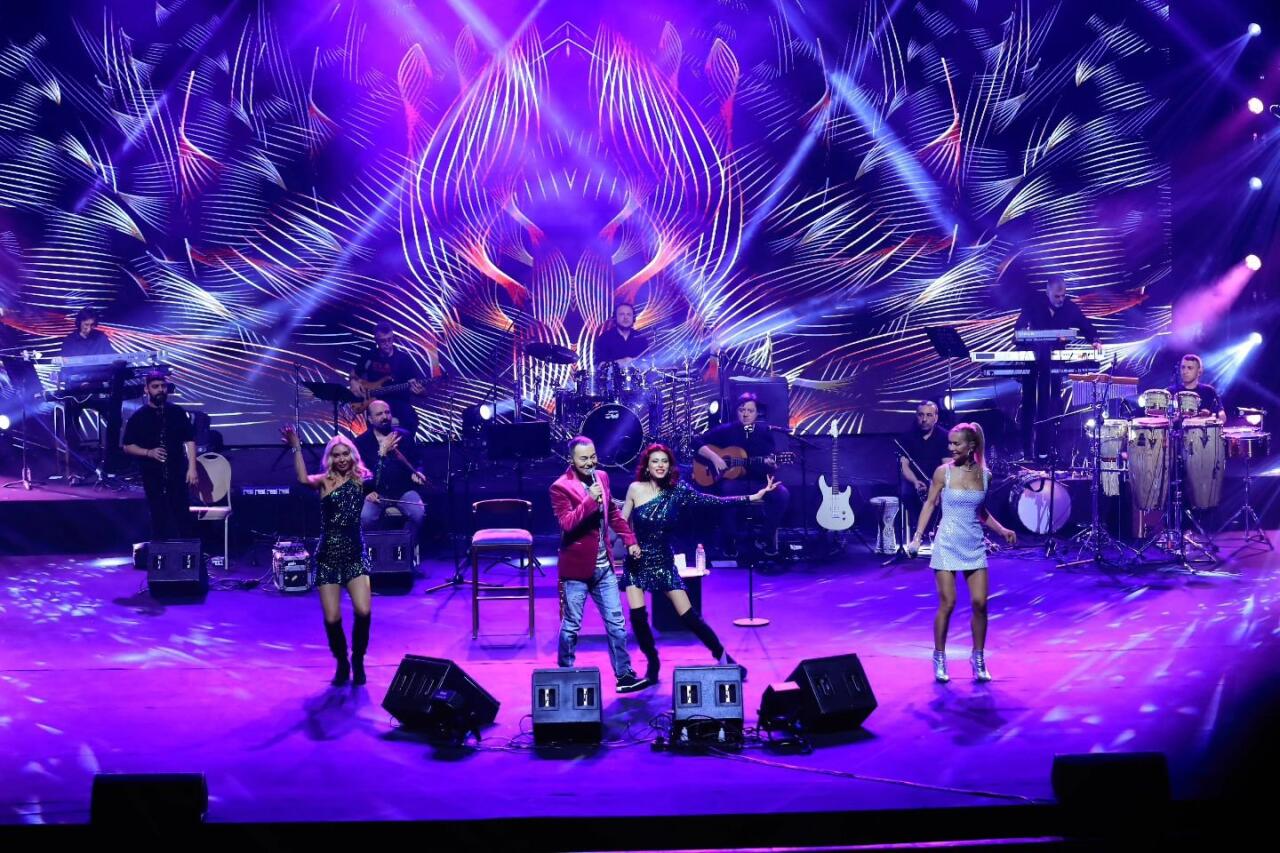 В Баку состоялся концерт звезды турецкой эстрады Сердара Ортача