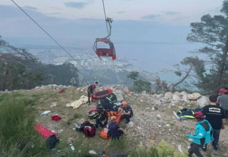 В Турции продолжается операция по спасению граждан, застрявших на канатной дороге