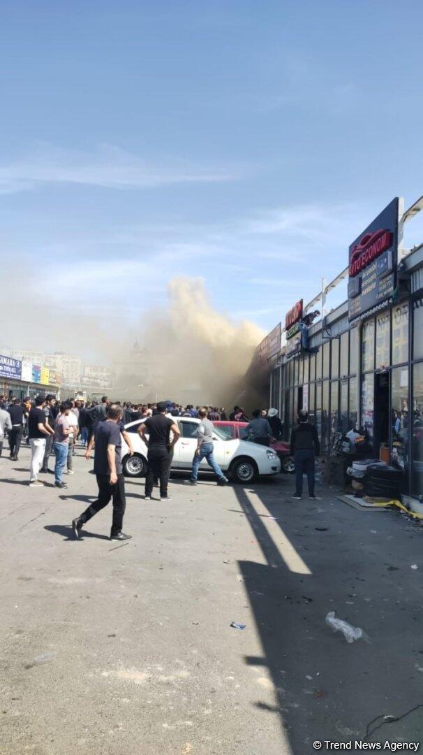 При пожаре на проспекте Бабека сгорели четыре магазина