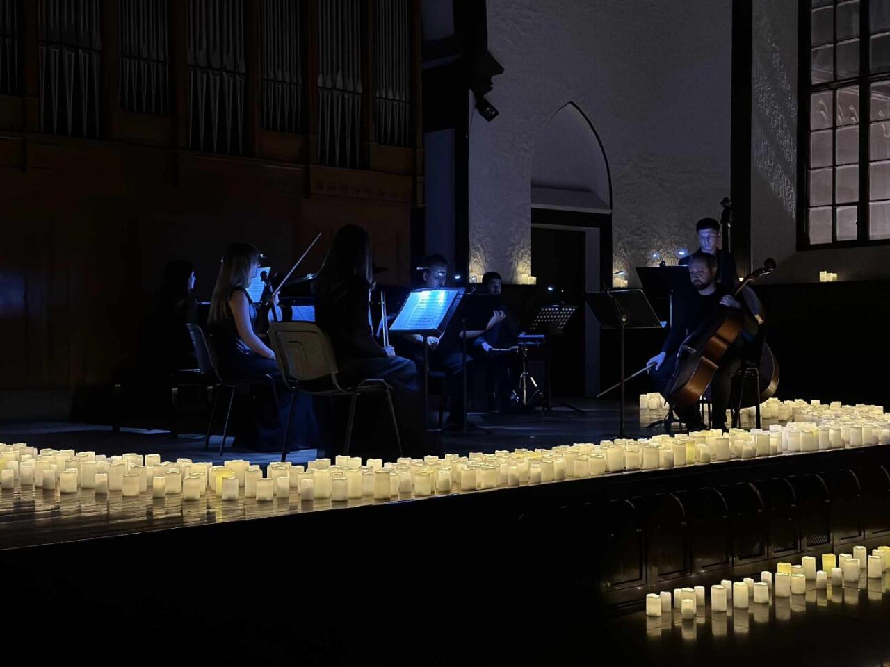 Песни Уитни Хьюстон, Тины Тёрнер, Селин Дион и Адель прозвучали в Баку при сотнях свечей