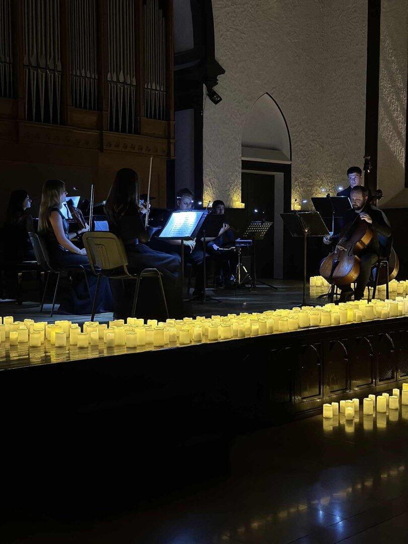Песни Уитни Хьюстон, Тины Тёрнер, Селин Дион и Адель прозвучали в Баку при сотнях свечей