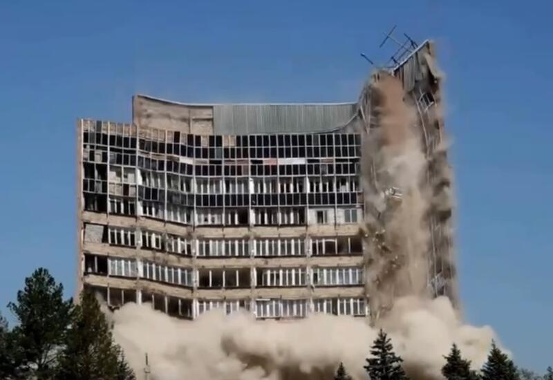 В Ереване взорвали бывшее здание Минобороны, в котором проживали необеспеченные семьи