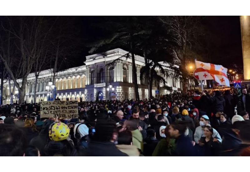 Митингующие в Тбилиси решили направиться к Дому правительства