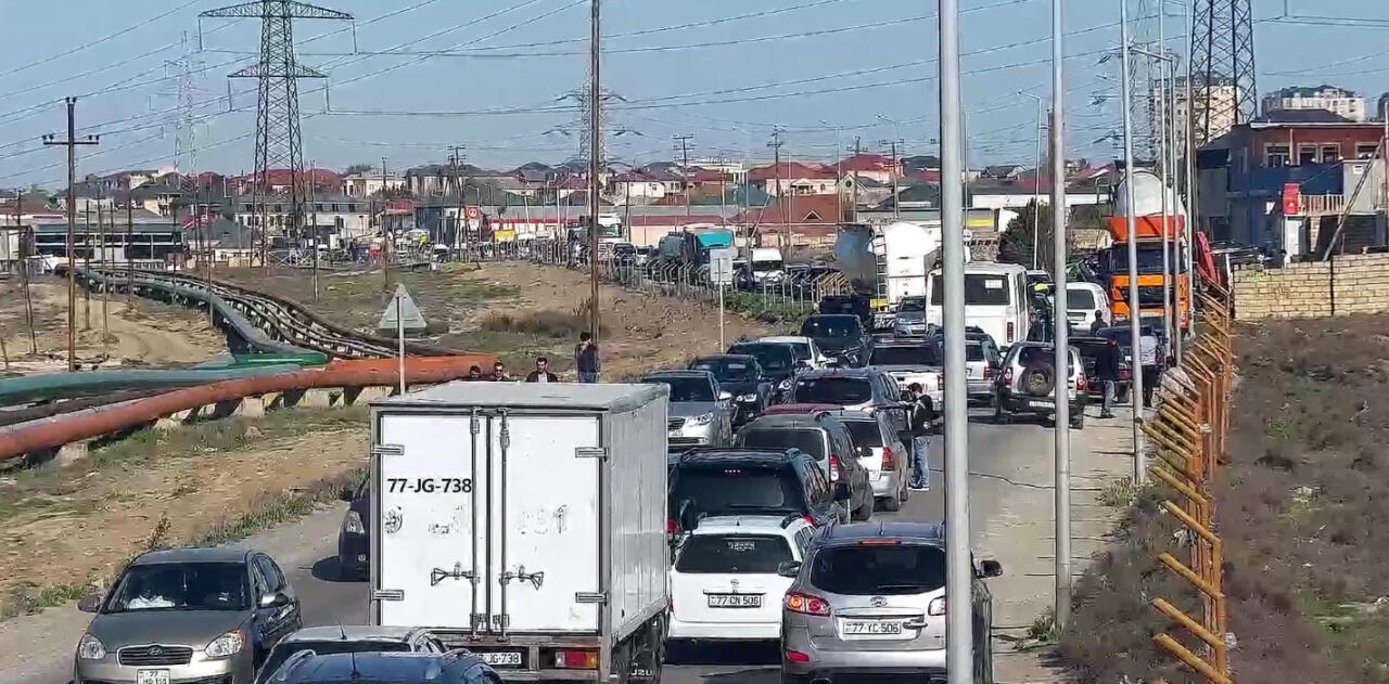 Перевернувшийся грузовик заблокировал одну из дорог в Баку