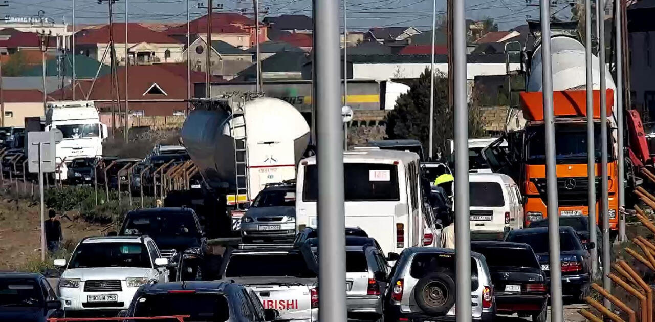 Перевернувшийся грузовик заблокировал одну из дорог в Баку