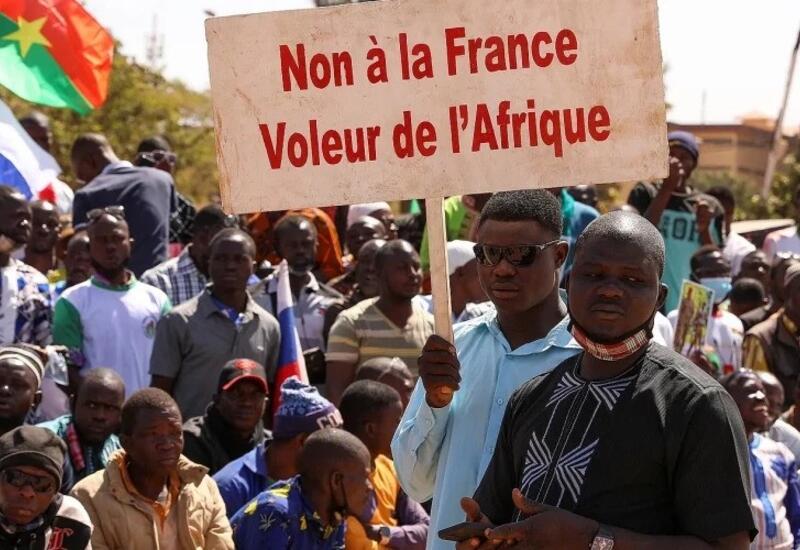 Буркина-Фасо обвинила трех французских дипломатов