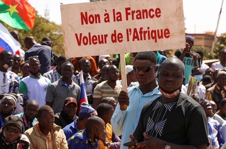 Буркина-Фасо обвинила трех французских дипломатов