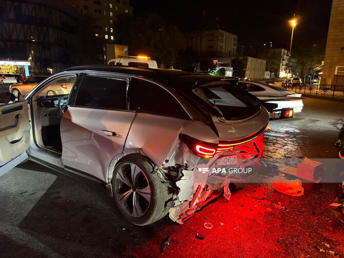 В Баку автомобиль за полмиллиона манатов совершил аварию