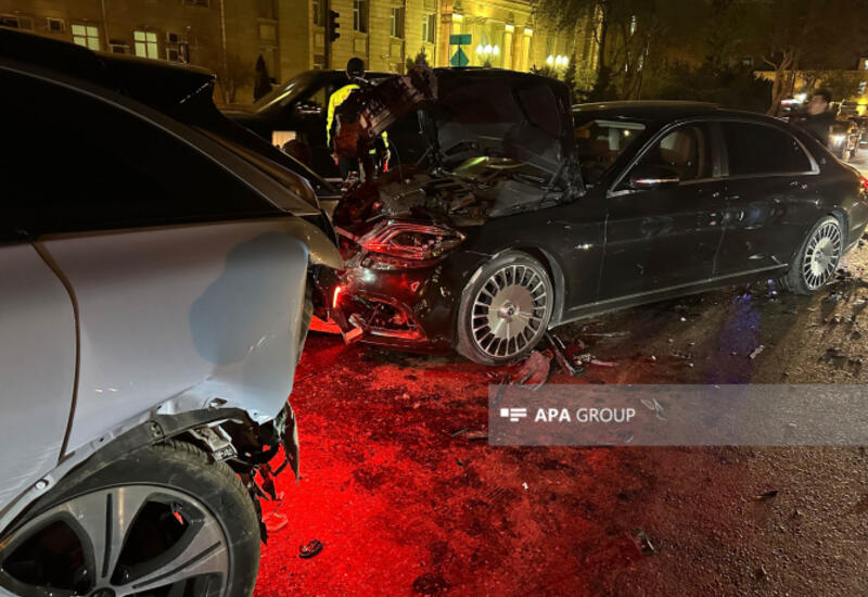 В Баку автомобиль за полмиллиона манатов совершил аварию
