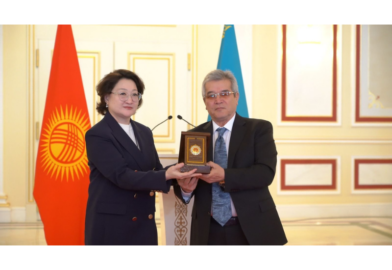 Президент Кыргызстана наградил Актоты Раимкулову орденом "Данк"