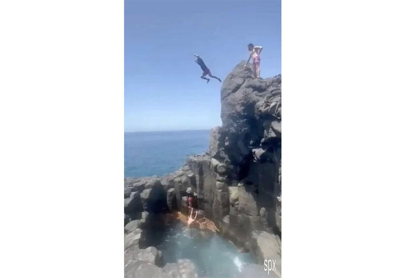 Турист промахнулся при прыжке в море со скалы, упал на камни и попал на видео