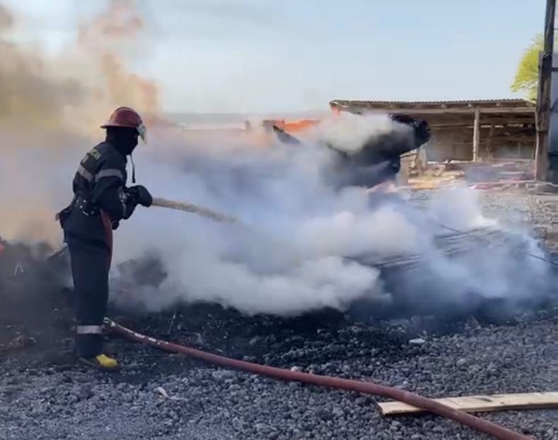 Пожар на территории рынка пиломатериалов в Баку локализован
