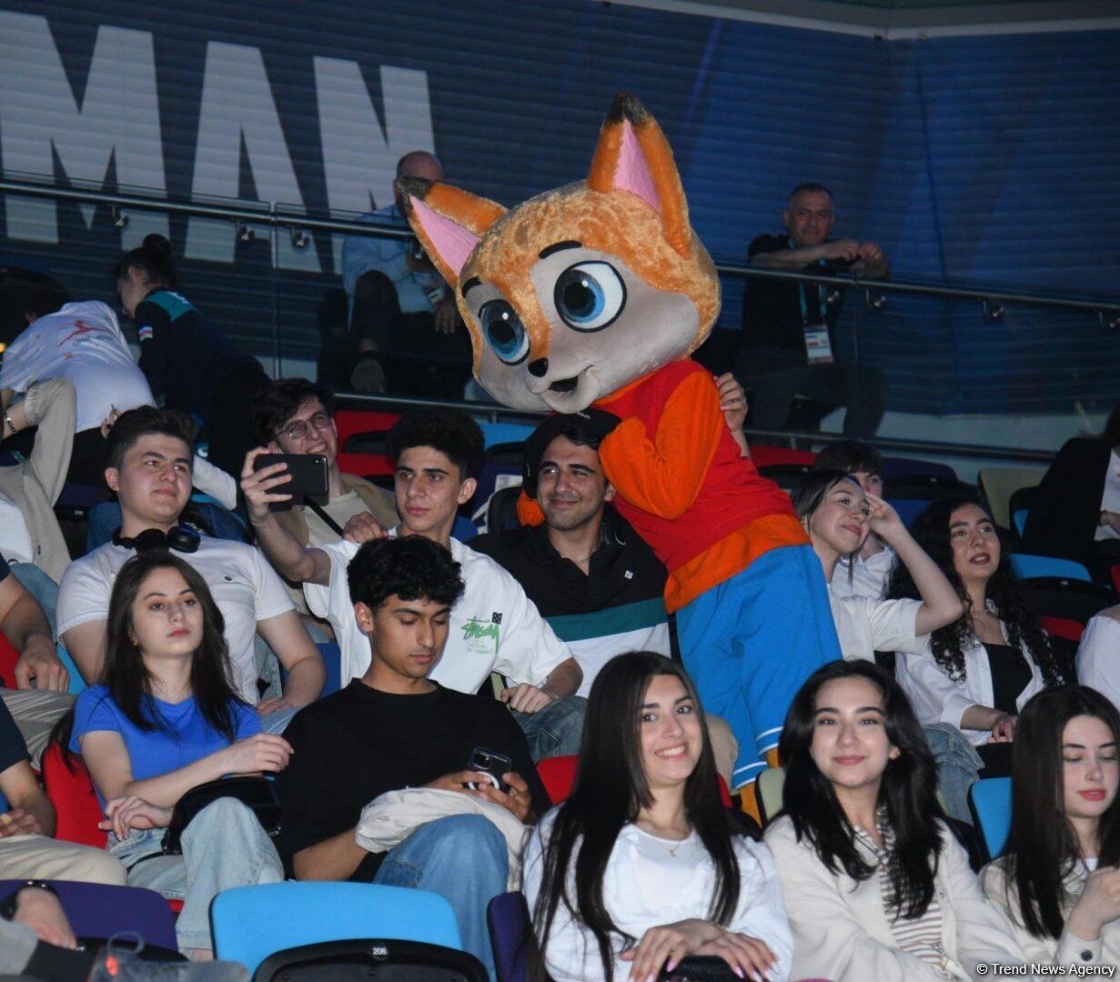 Яркие эмоции и улыбки публики на Кубке мира по художественной гимнастике в Баку