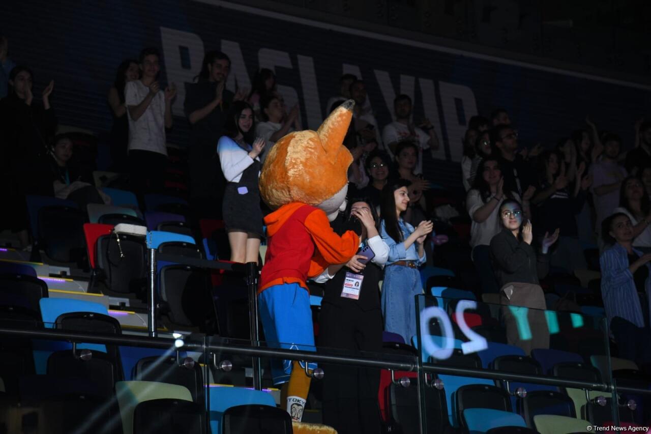 Яркие эмоции и улыбки публики на Кубке мира по художественной гимнастике в Баку