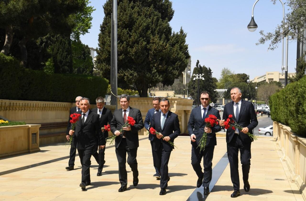 Грузинские парламентарии посетили могилу великого лидера Гейдара Алиева и Аллею шехидов