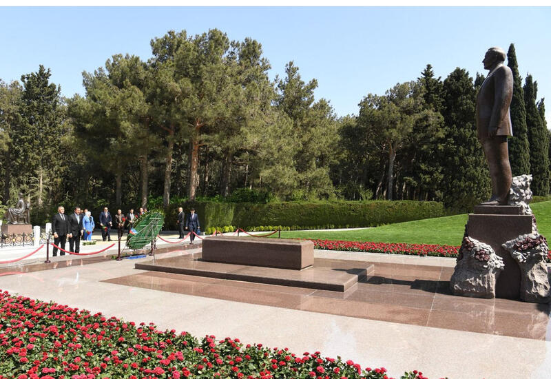 Алжирские парламентарии посетили могилу великого лидера Гейдара Алиева и Аллею шехидов