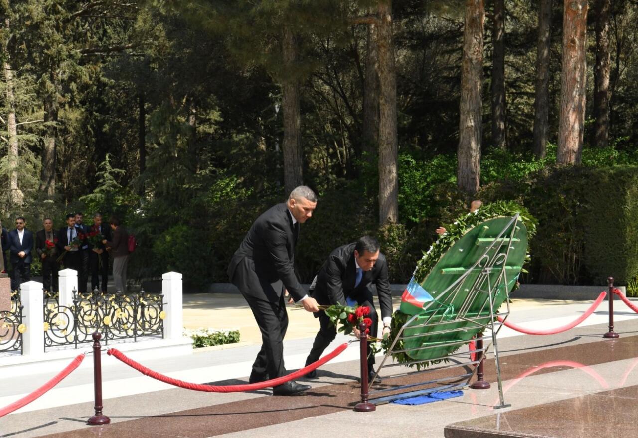 Алжирские парламентарии посетили могилу великого лидера Гейдара Алиева и Аллею шехидов