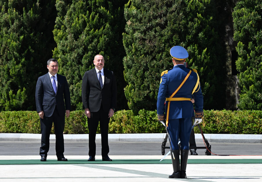 В Баку состоялась церемония официальной встречи Президента Кыргызстана