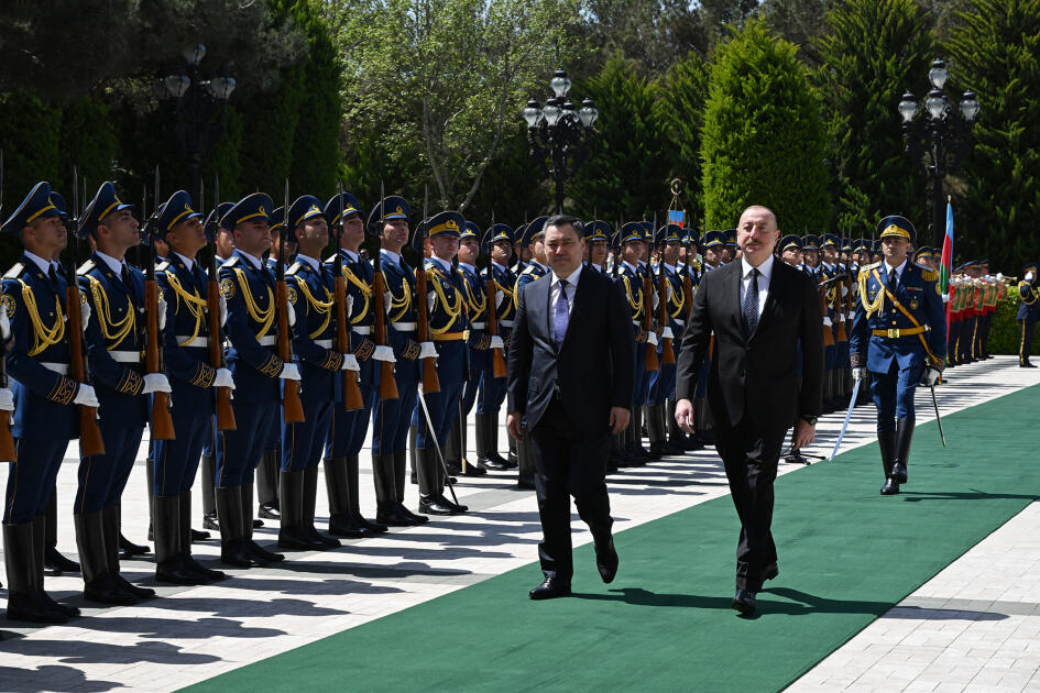 В Баку состоялась церемония официальной встречи Президента Кыргызстана