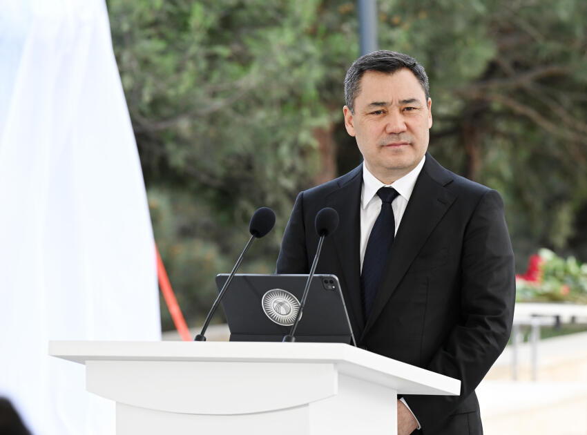 Президент Ильхам Алиев и Президент Садыр Жапаров приняли участие в церемонии открытия памятника Чингизу Айматову в Баку