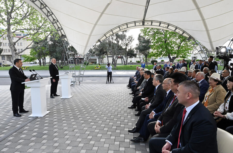 Президент Ильхам Алиев и Президент Садыр Жапаров приняли участие в церемонии открытия памятника Чингизу Айматову в Баку