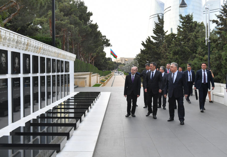 Президент Кыргызстана почтил в Баку память шехидов
