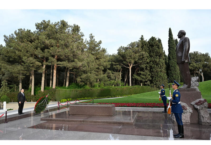 Садыр Жапаров посетил могилу общенационального лидера Гейдара Алиева