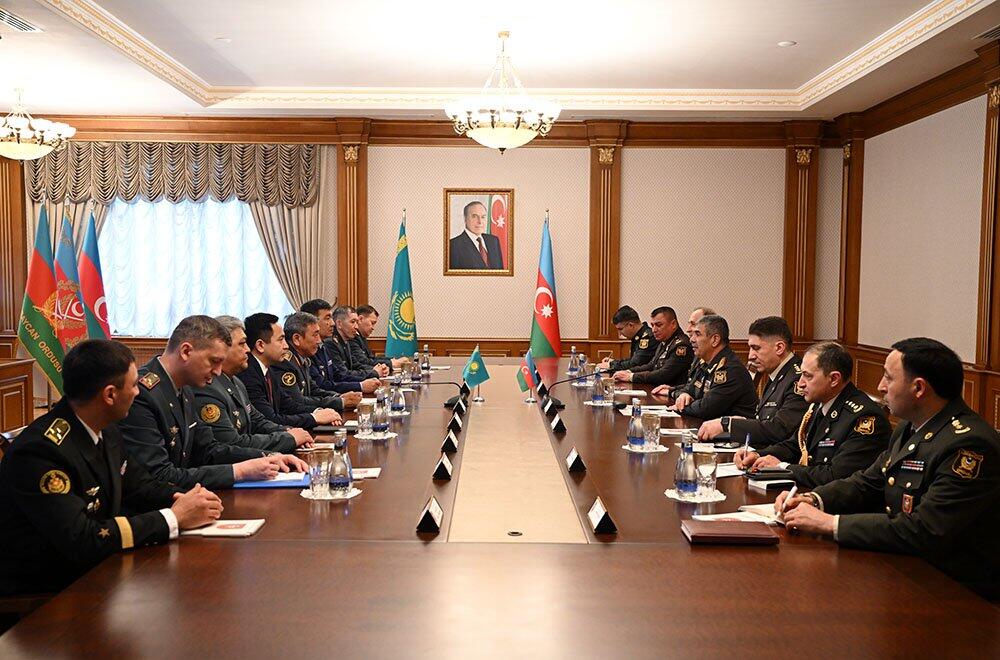 Обсуждены перспективы развития военного сотрудничества между Азербайджаном и Казахстаном
