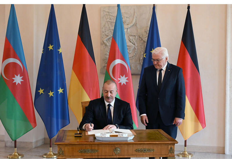 Президент Ильхам Алиев оставил запись в Памятной книге в резиденции Президента Германии