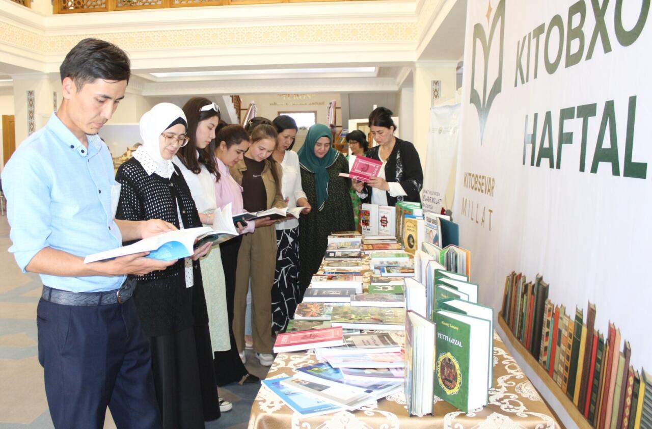 В Ташкенте в рамках "Недели книг" представлены азербайджанские издания