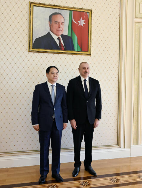 Президент Ильхам Алиев принял председателя Китайского народного общества дружбы с заграницей