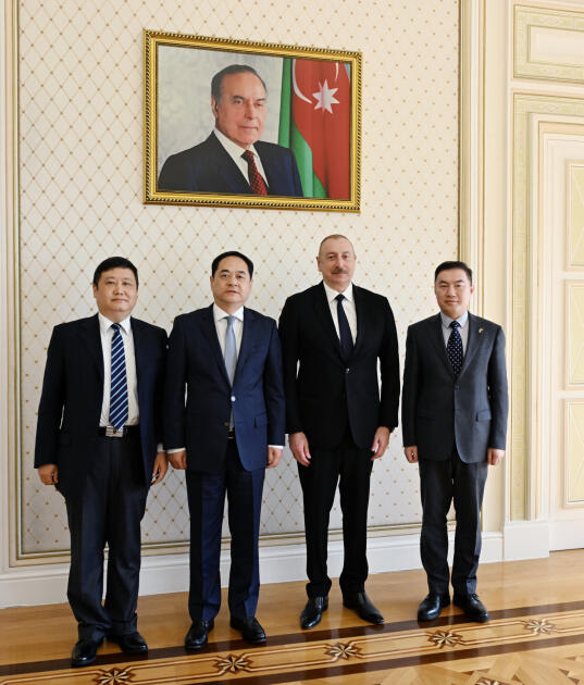 Президент Ильхам Алиев принял председателя Китайского народного общества дружбы с заграницей