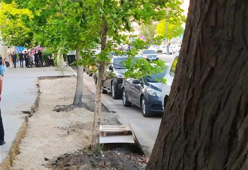 Тротуар в Ясамале, который пытались превратить в парковку, вернули пешеходам