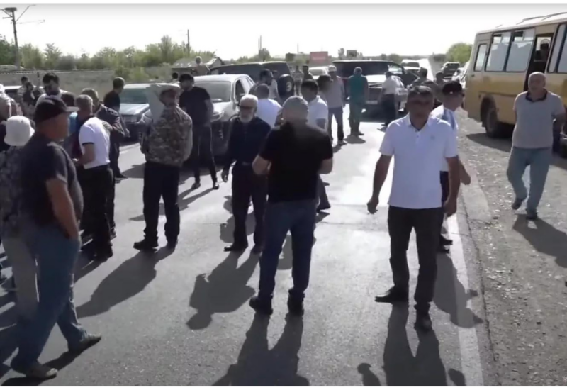 Протестующие перекрыли еще одну дорогу в Армении