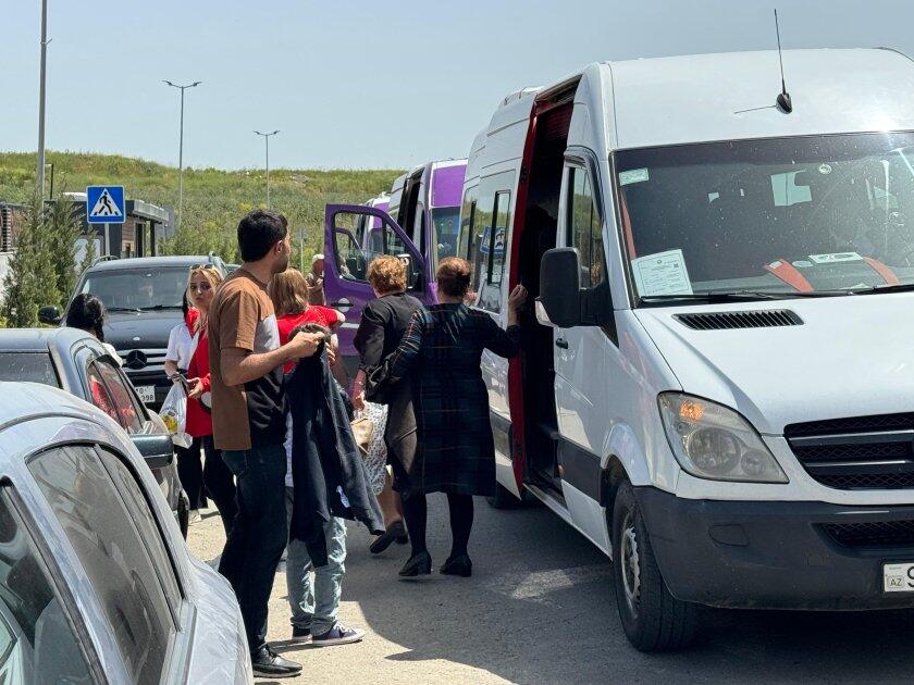 Очередная группа бывших вынужденных переселенцев прибыла в город Физули