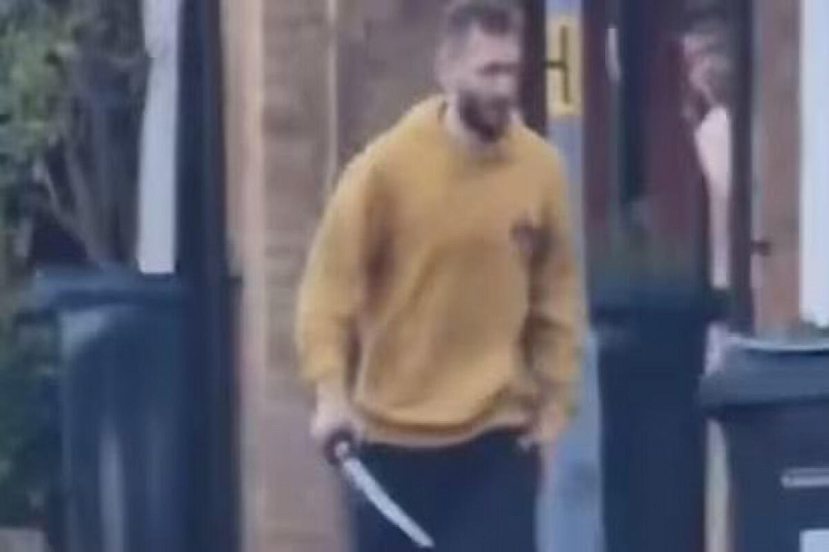 В Лондоне арестовали мужчину, напавшего на прохожих с мечом