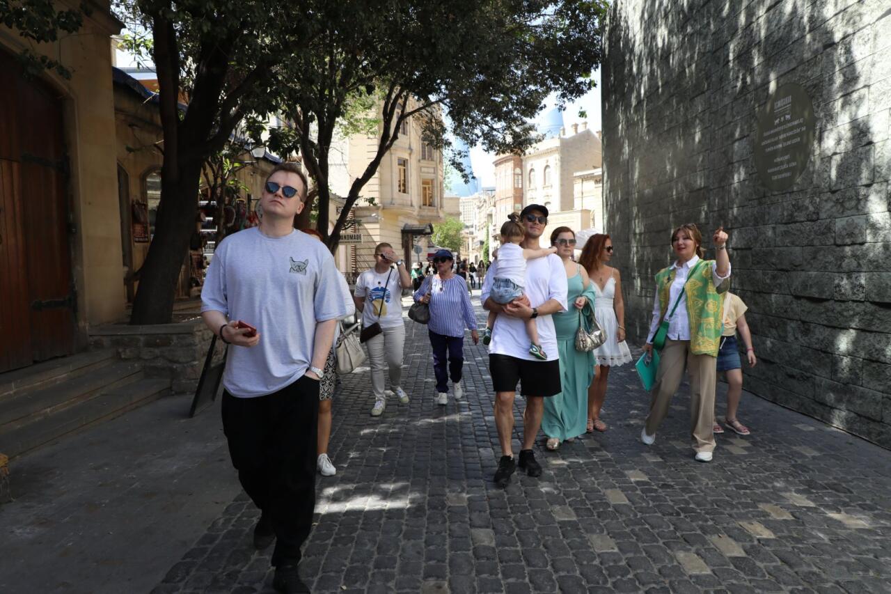 Российские актеры восхищены прогулкой по старинной части Баку – Ичери шехер