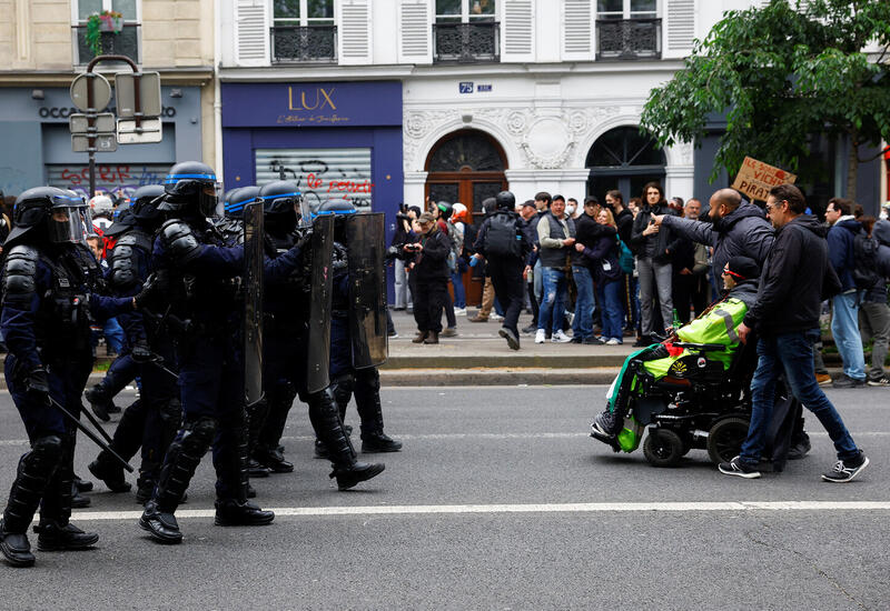 На демонстрации в Париже взорвали самодельную бомбу