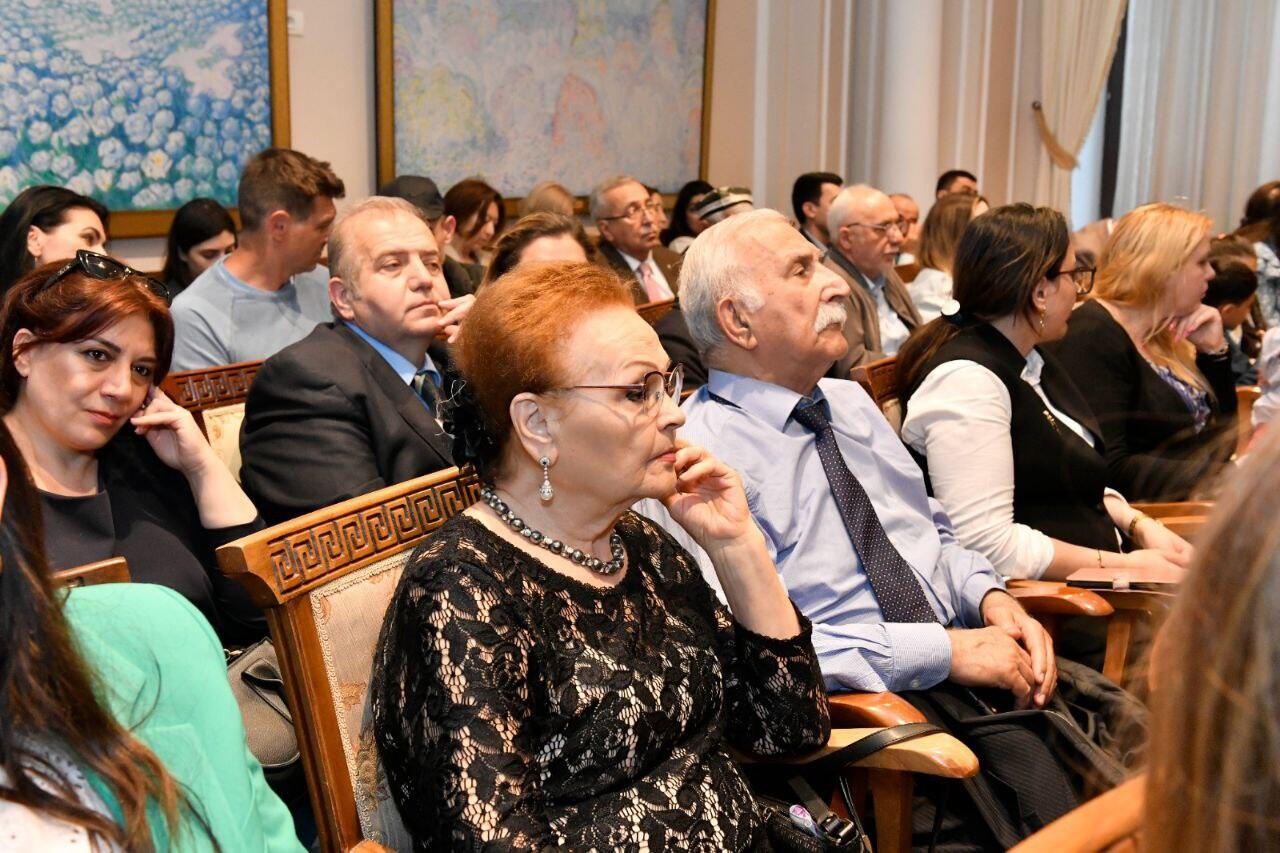 В Баку состоялось открытие выставки «Влюбленный дервиш»