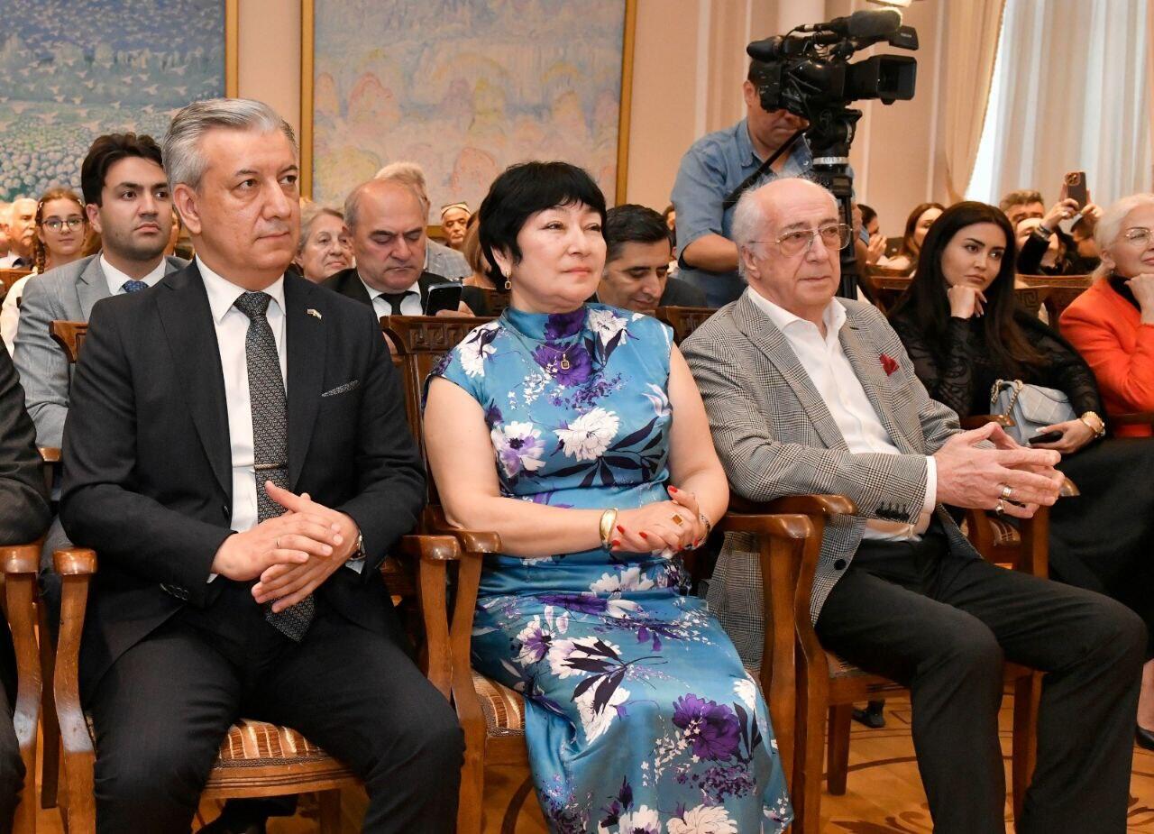 В Баку состоялось открытие выставки «Влюбленный дервиш»