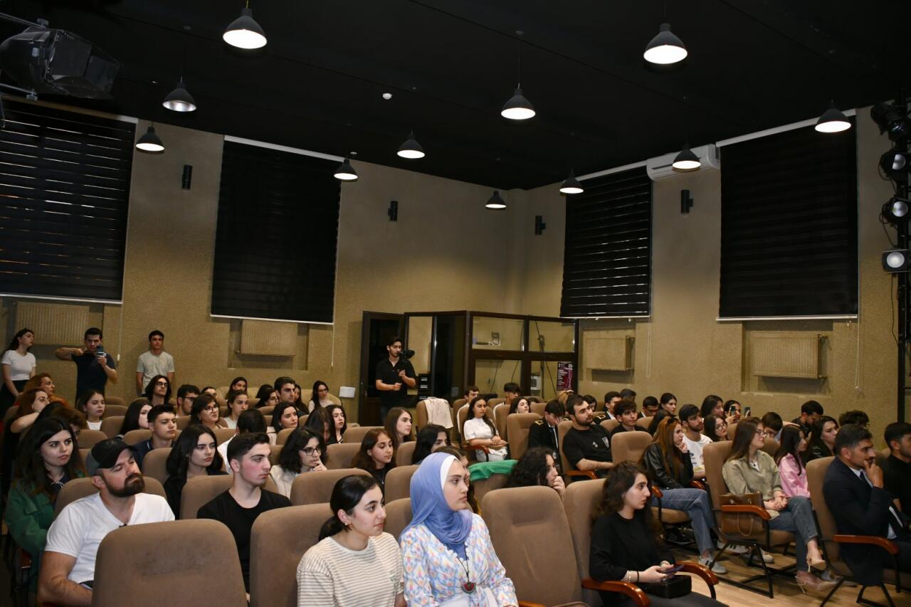 В Баку состоялась конференция на тему "Почему искусство важно?"