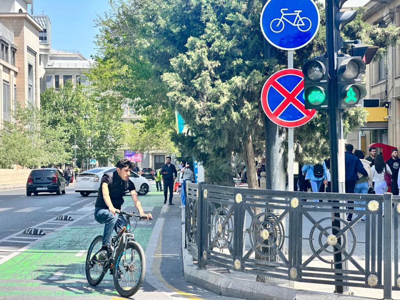 В Баку на ряде светофоров появились велосипедные секции