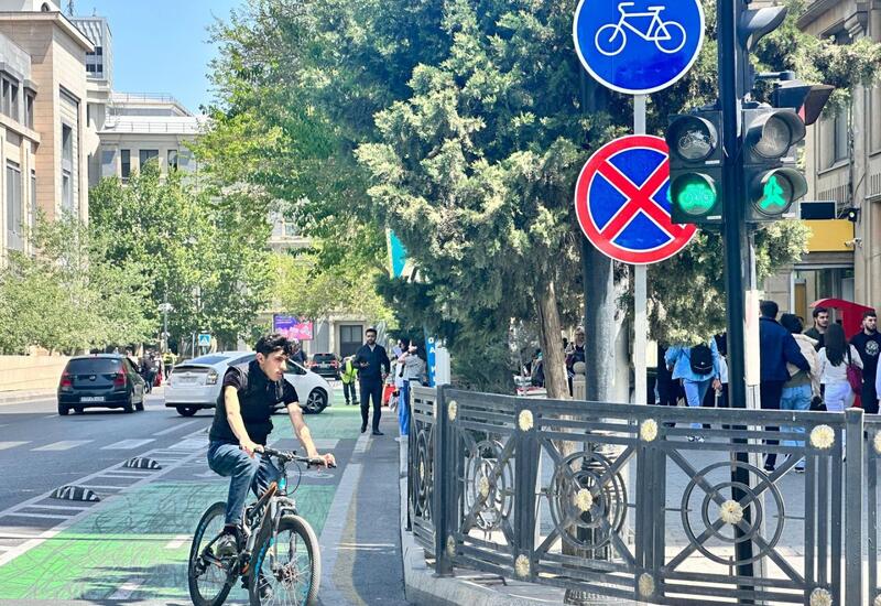 В Баку на ряде светофоров появились велосипедные секции