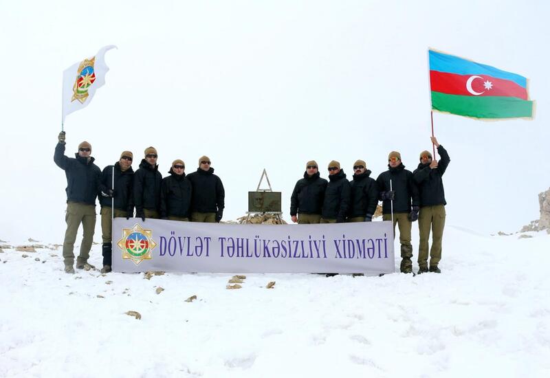 Сотрудники СГБ Азербайджана совершили восхождение на пик Гейдара