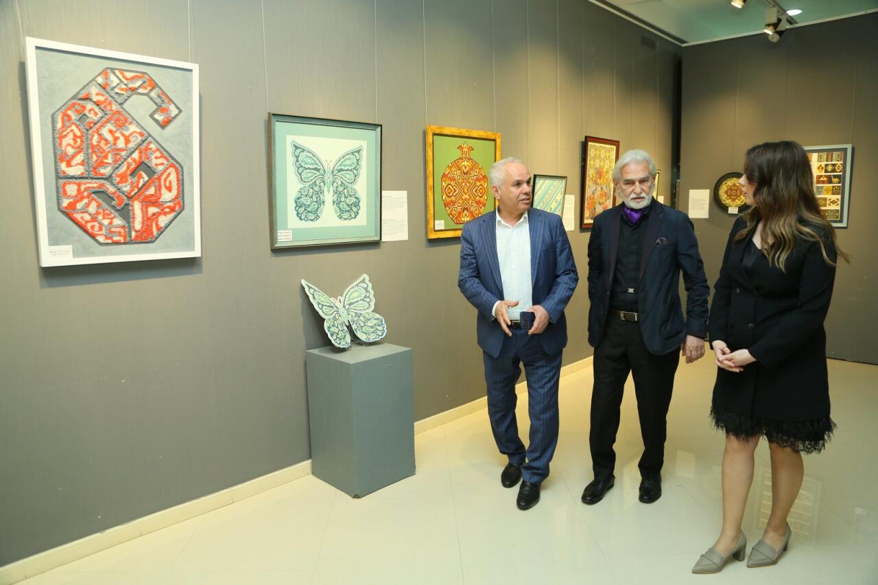В Баку открылась выставка работ Фидан Амировой "По следам узоров..."