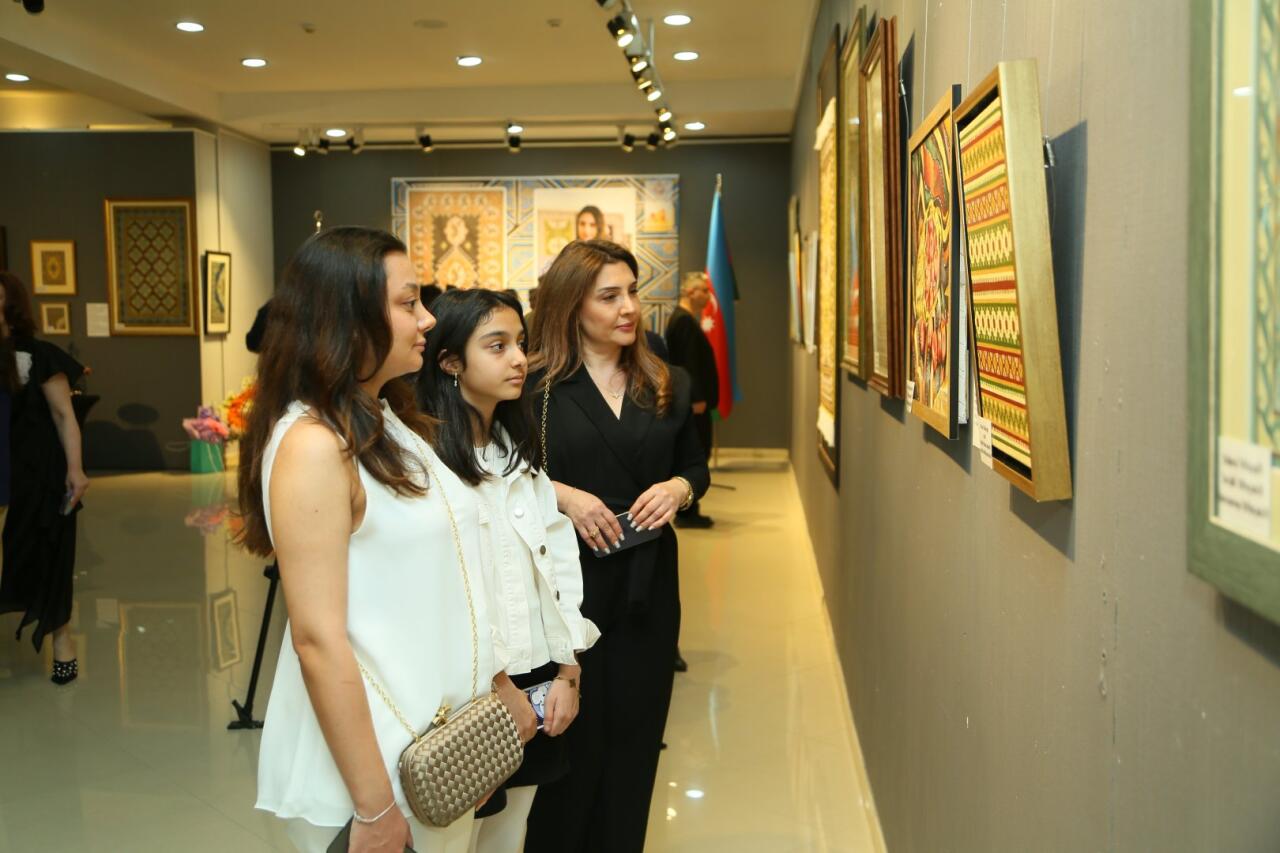 В Баку открылась выставка работ Фидан Амировой "По следам узоров..."