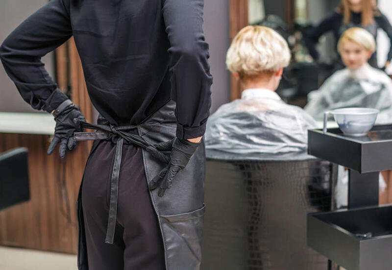 Парикмахер заплатит клиентке, которая год ходила в шапке после выпрямления волос