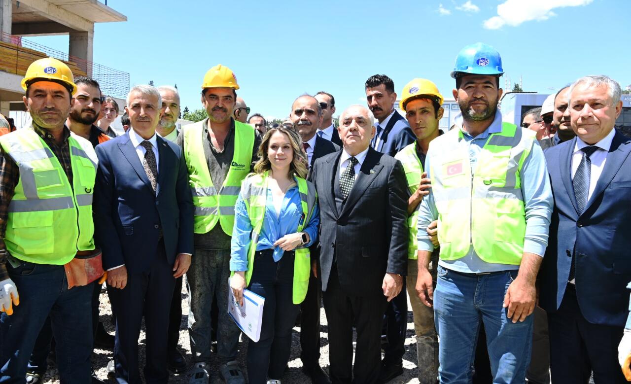 Али Асадов ознакомился с ходом работ в "Азербайджанском квартале" в Кахраманмараше