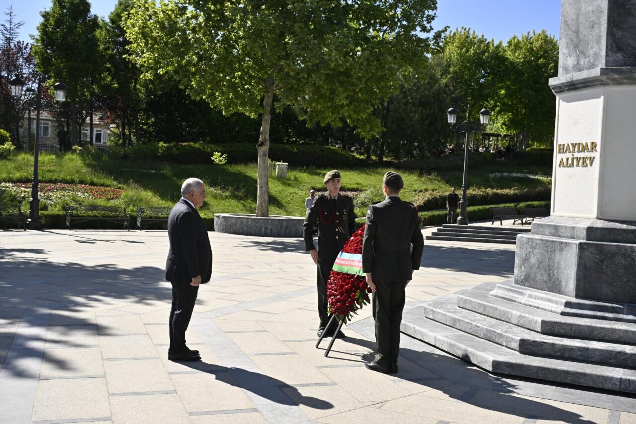 Али Асадов посетил памятник общенациональному лидеру Гейдару Алиеву в Анкаре